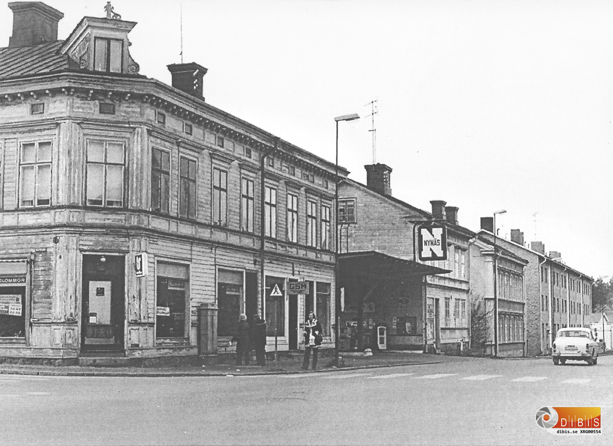 Nynäsmacken vid korsningen Norralagatan/Norrtullsgatan i Söderhamn. Bilden tagen 1975.