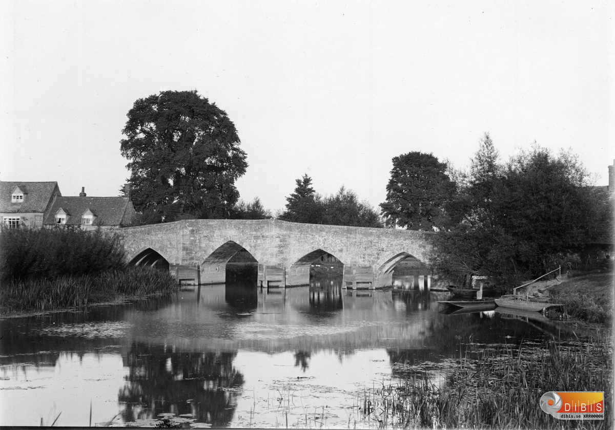 Newbridge, från 1200-talet, över River Thames, sydväst om Oxford, UK.