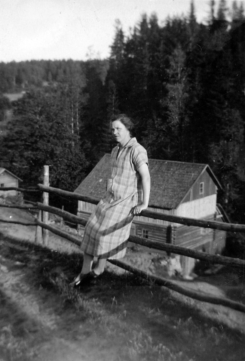 Byrsta övre kvar. Okänd kvinna.
