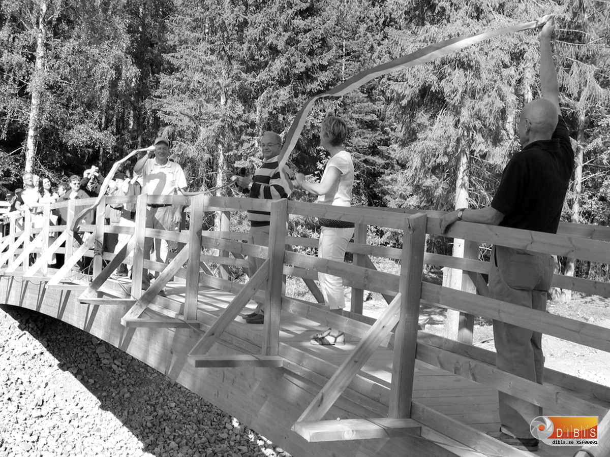 Invigning av den nyrestaurerade Svartsundsrännan den 10 juni 2007. Ordförande i Söderhamns Kust och Skärgårdsförening, Lennart Andersson, håller i bandet t v och landshövding Christer Eirefeldt ,Gävleborgs län klipper bandet tillsammans med kommunalrådet Eva Tjärnström, Söderhamn.