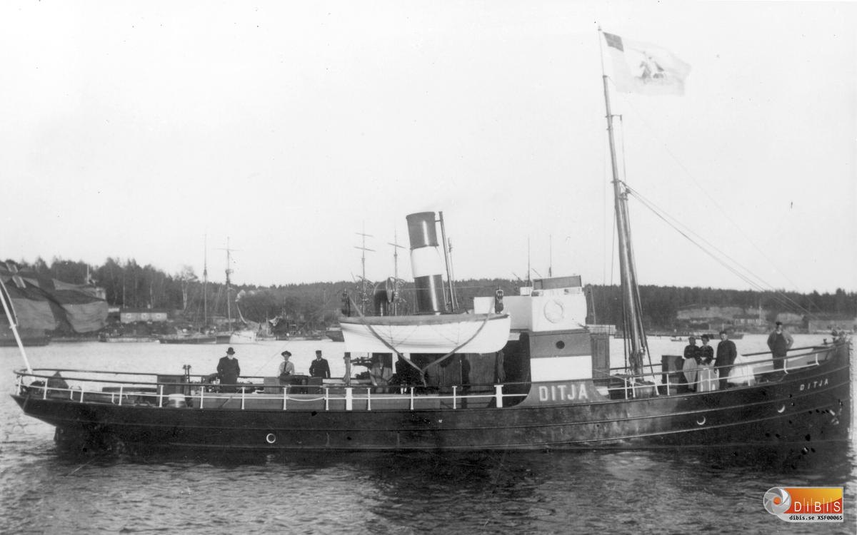 S/S DITJA i Stugsund. Kapten Oscar Strandlund akter om livbåten.