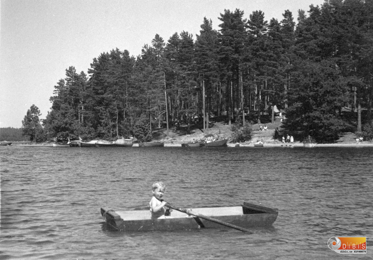 Ottmar Mörks son Jan ror i sin badbåt utanför stugan i Svarstsundsviken.