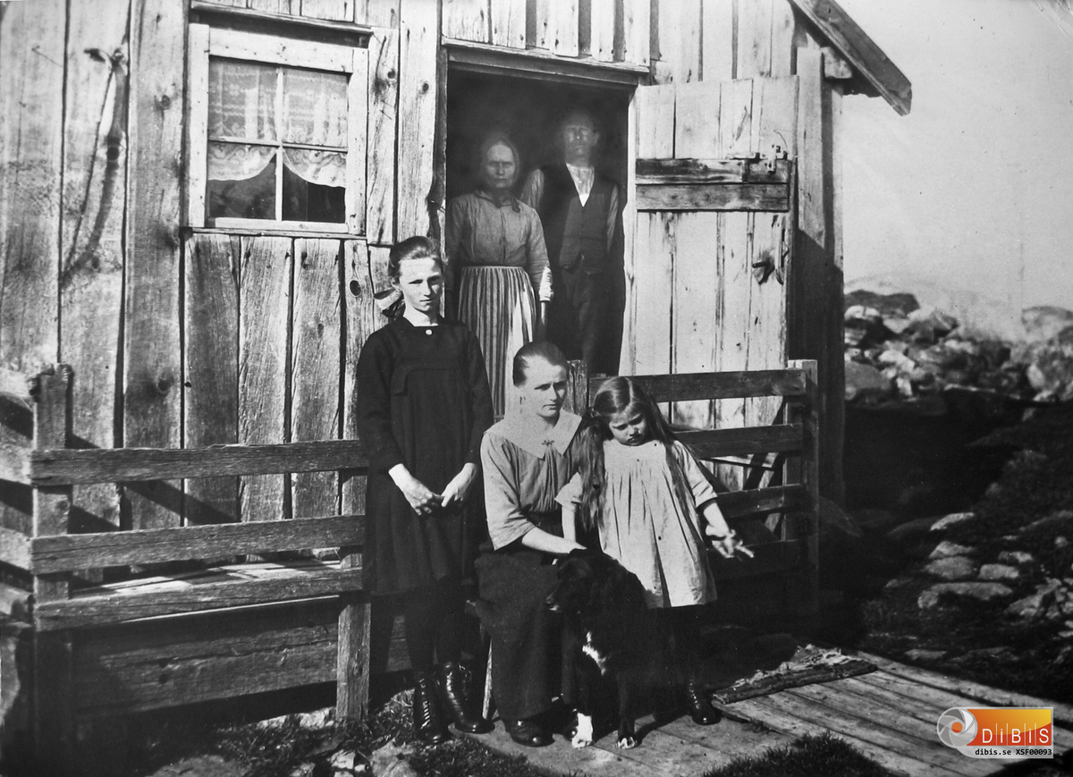 Bilden är från Kalvhararna. Flickan på bilden är Märta Holmlund, född 1918. Hennes mor sitter bredvid henne och flickan som står till vänster är kusinen Lisa Brolin, gift Hedman. Morfar och mormor, Karl Johan och Erika Holmlund.