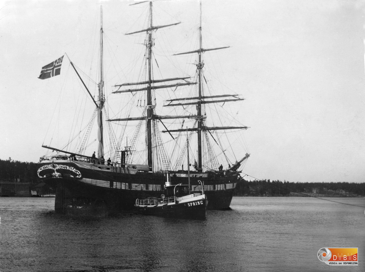 Ett norskt barkskepp, troligen i Söderhamnsfjärden. Ångbogseraren Spring (byggd 1875 som Tyresö) köptes in av Axel Brolin år 1888, köptes 1891 av Frithiof Schöning och 1900 till Rederi AB Spring. Fotot troligen före 1905. (Spring gick från 1907 på Vallvik)