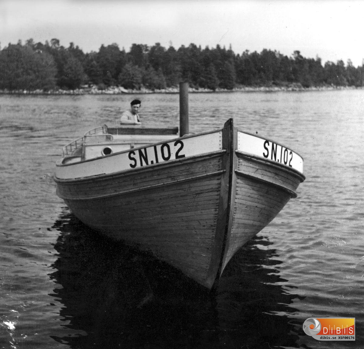 Gunnar Johansson på väg in i sjöboden på Långharet, Skathamn. Kuttern en Bergqvistbåt nr 51. Fotot från slutet av 50-talet.
Fotograf Erik Schönning.
