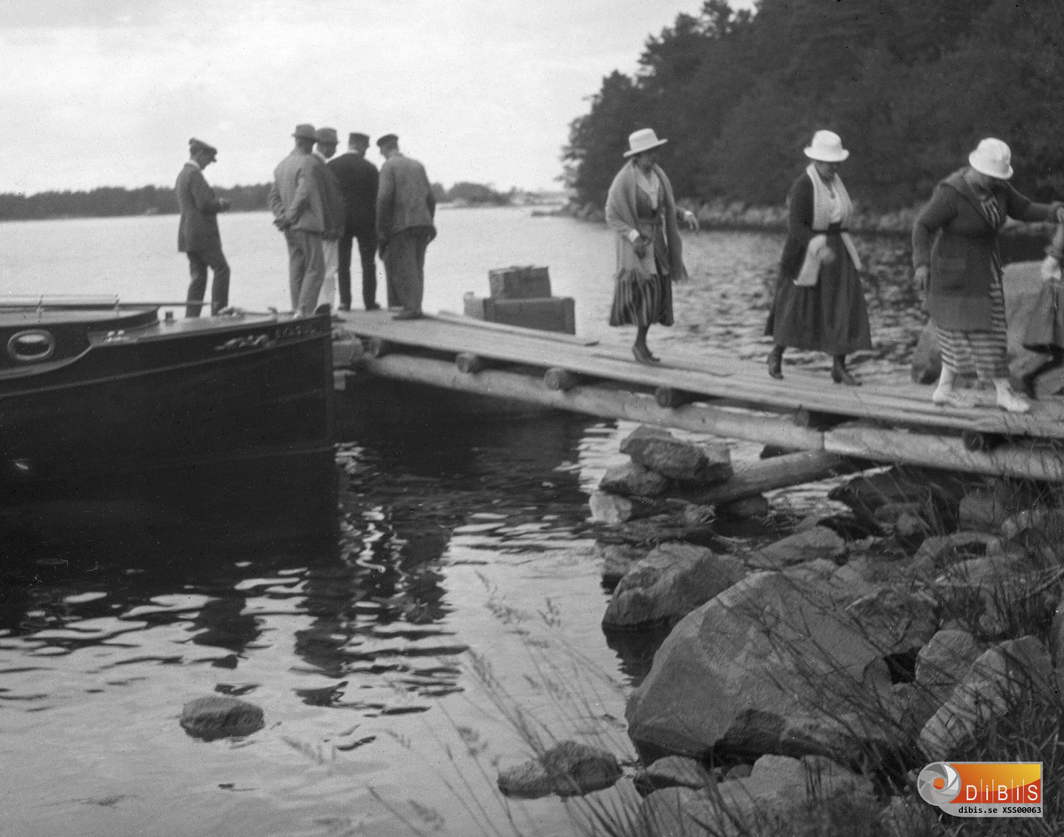"Sion 10/7 1921" (antecknat på bilden av fotografen).
Båten hette "Skagul" och tillhörde Konditor Ernst Torstensson.