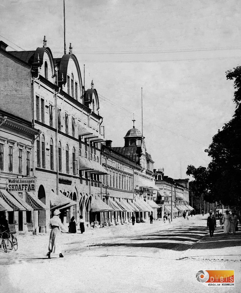 Söderhamn, Köpmangatan 1917.
På skylt till vänster: Walfrid Janssons skoaffär.