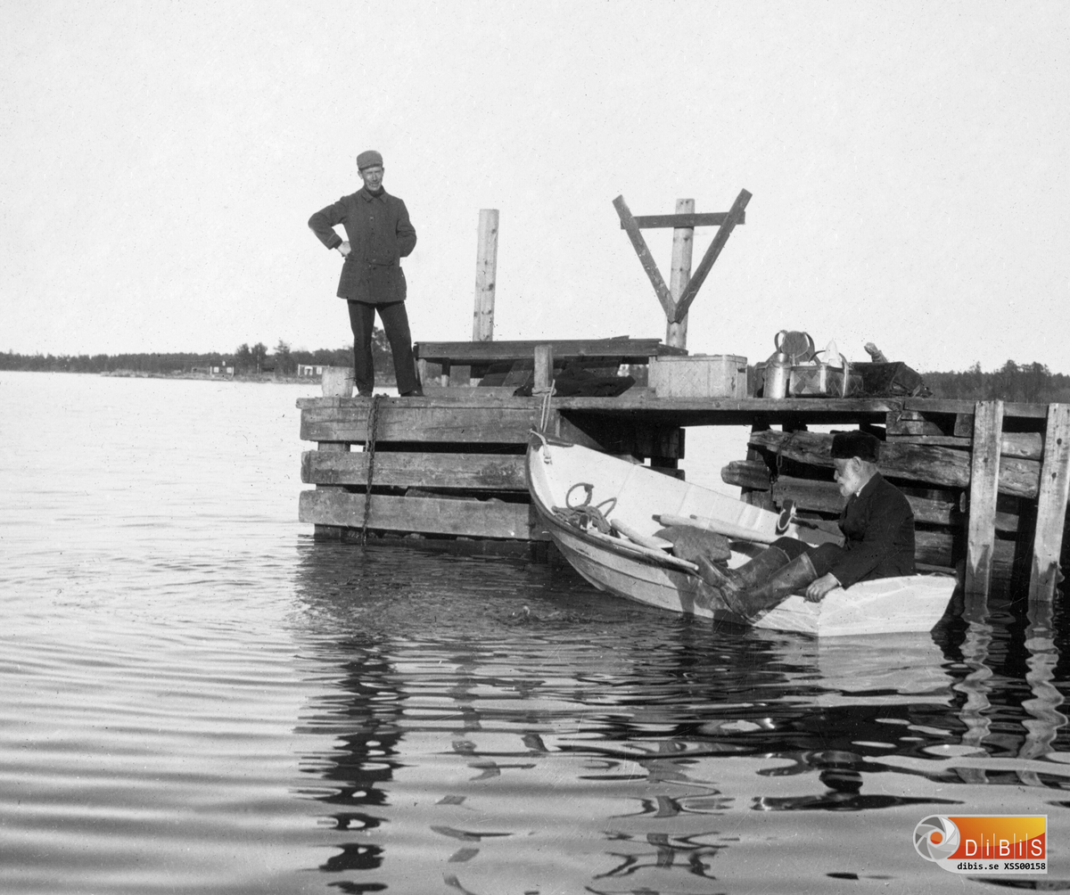 "Ala 14/4 1929."  Mannen på bryggan är Stanley Bengtsson, Gustav Sahlins granne på "Sion" i Söderhamns skärgård.