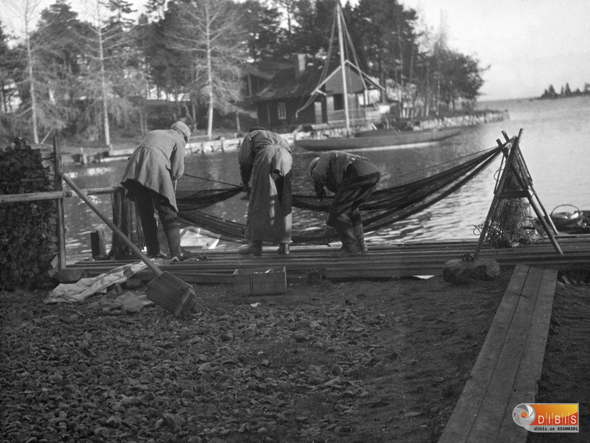 "Hos Valdemar Brolin, 10/10 1921."
Ön Tuppen, Söderhamns skärgård, med stenmuren.
