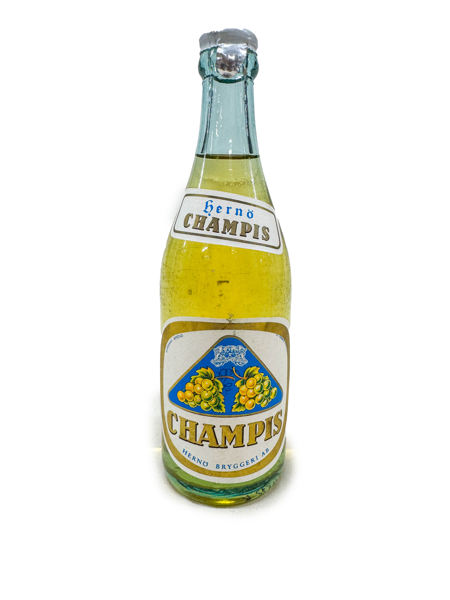 Flera flaskor med kork, oöppnade. Champis, Pommac, Fruktsoda, Pilsner, Påskmust 