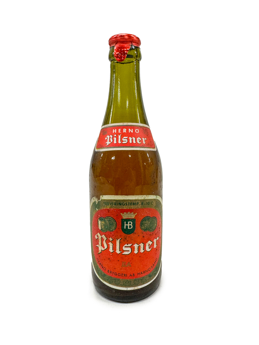 Flera flaskor med kork, oöppnade. Champis, Pommac, Fruktsoda, Pilsner, Påskmust 