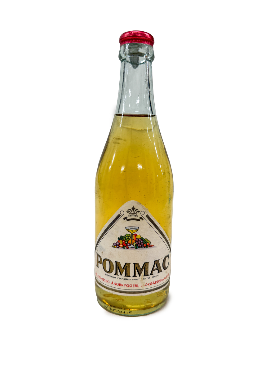 Flera flaskor med kork, oöppnade. Champis, Pommac, Fruktsoda, Pilsner, Påskmust 
