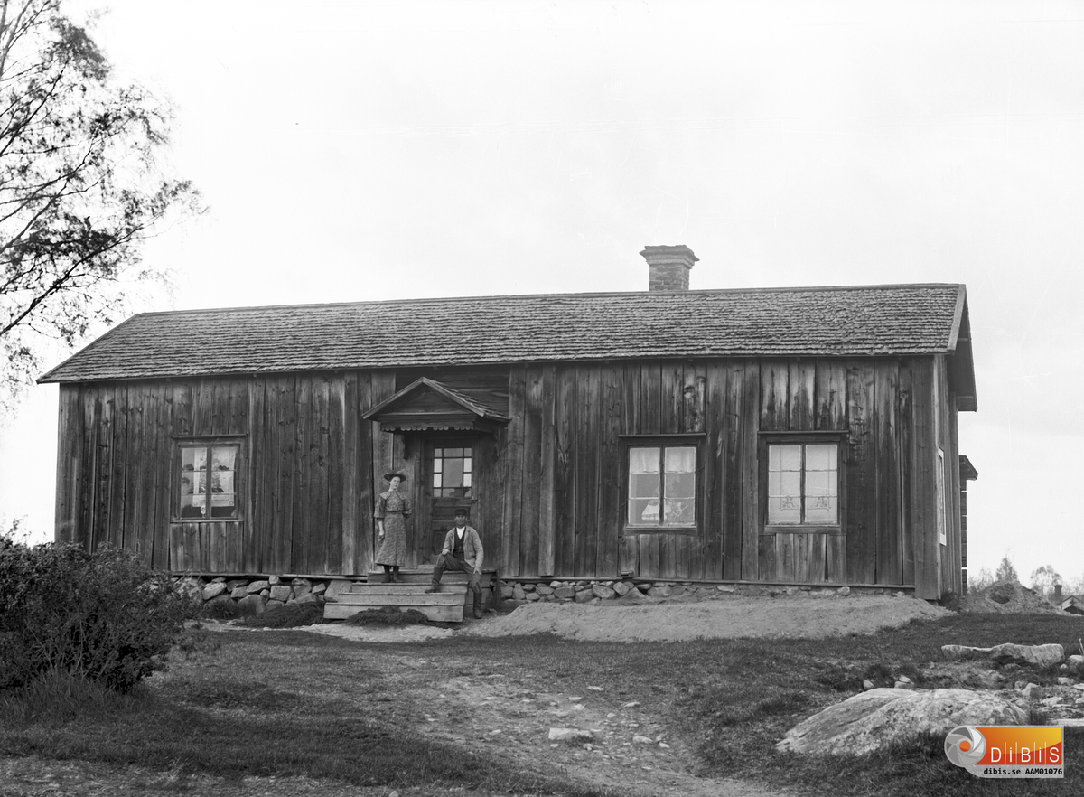 Gården uppges även vara registrerad som I 17, Mårs-Hanses i s:a Kyrkbyn (Hans Erson) c:a 1910. Finns i album
Motiv: 1K 1M på trappa.