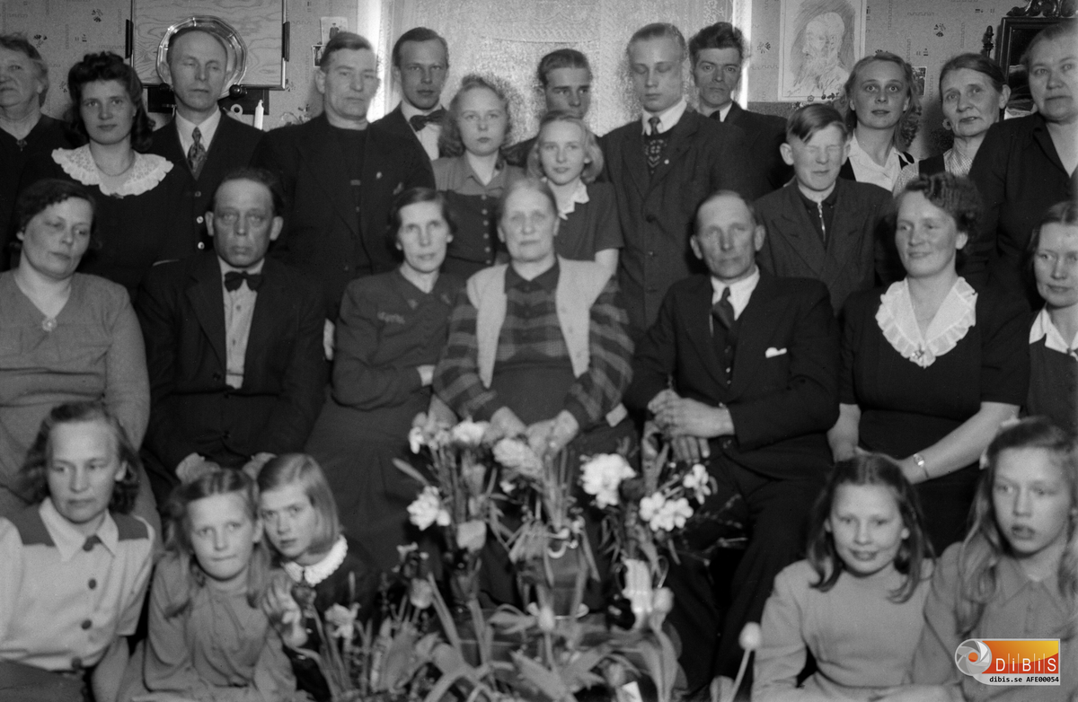 Farmor Mina Ehn fyller år med barn och barnbarn mellan år 1943 - 1948 i Axmarbruk.