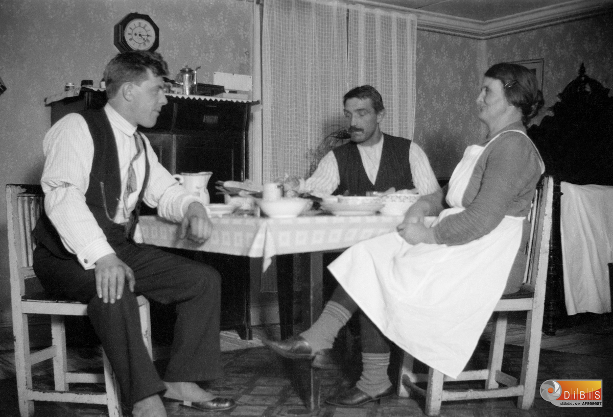Linus Syrén och fru Maria i Axmarby. Till vänster Marias son Adolf.