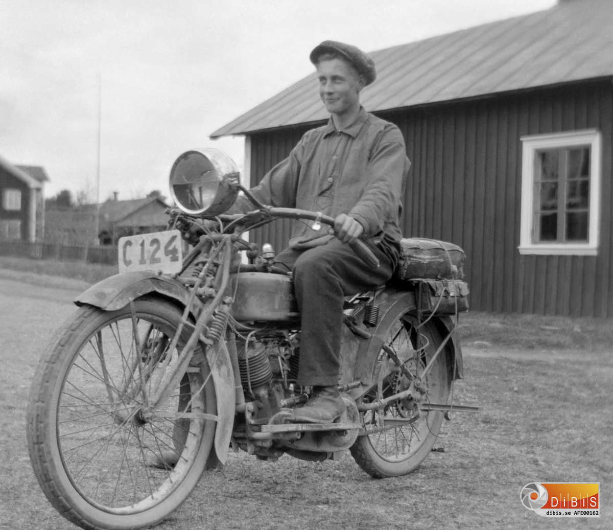 Okänd man med motorcykel i Axmarby.