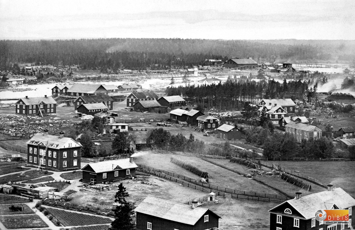 Nygatan i Ljusne 1885. Det är i stort sett en byväg med staket på bägge sidor. Det stora huset längst ned till höger är Klamparkasernen som senare svängdes runt ett halvt varv för att få långsidan mot Nygatan. Den blev därmed den första i raden av kaserner längs gatan. Klamparkasernens uthus revs senare.
Tvåvåningsbyggnaden längre ned efter vägen är den sk Herrskapskasernern.
Längst upp till vänster syns vattensågen, norra Ljusnes första såg som revs i början av 1900-talet.