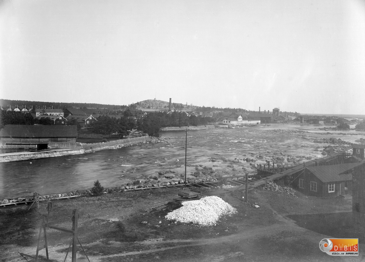 Vid Ljusnans mynning i Ljusne.
Från vänster syns kolugnar, vårdberget, kättingfabrik och norra järnverket