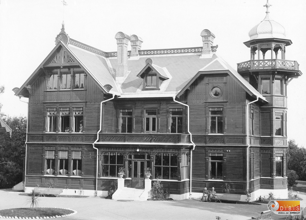Greve och Grevinnan von Hallwyls sommarvilla i Ljusne.
Den var inflyttningsklar 1893.
