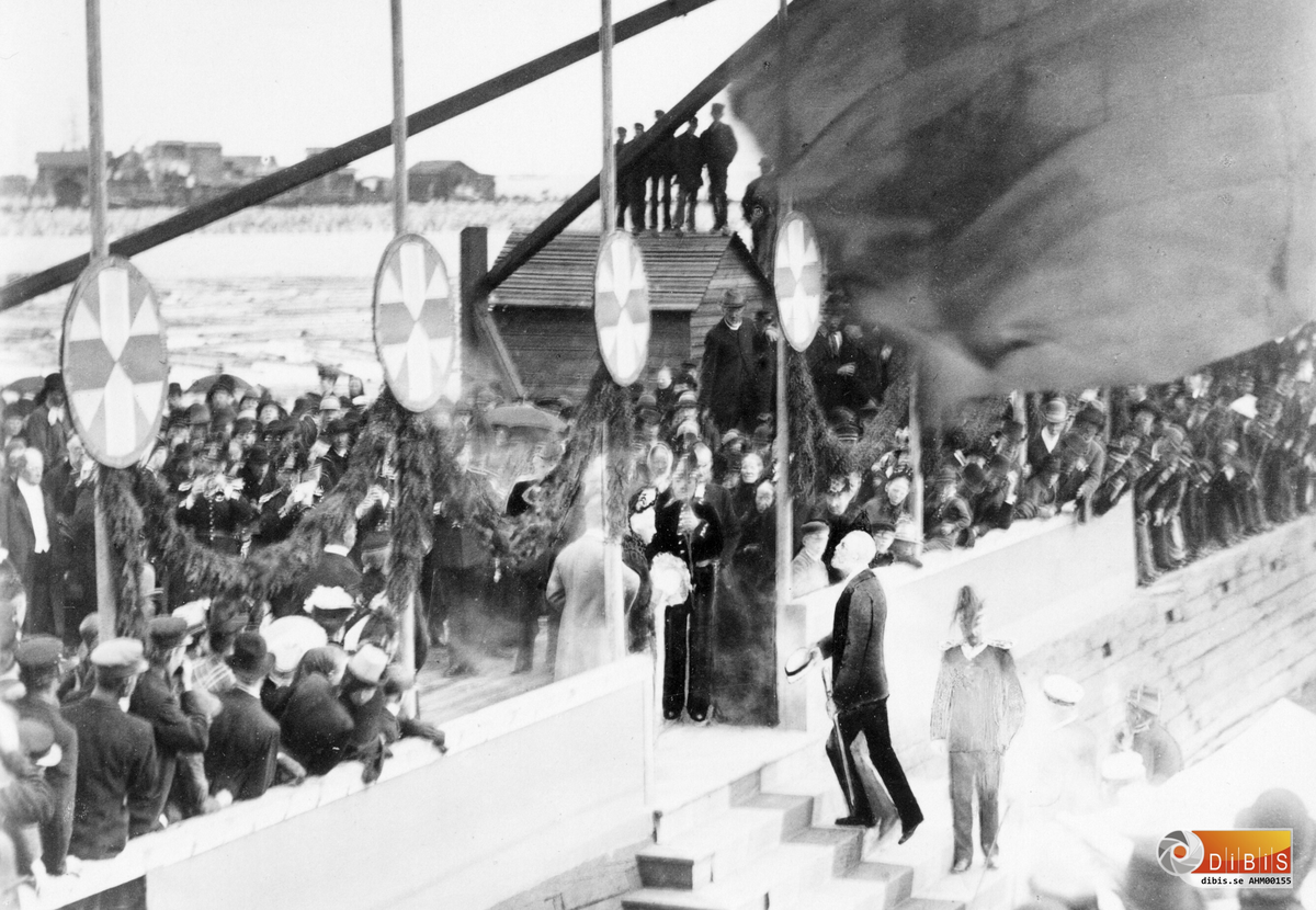 Kung Oscar II anländer till Ljusne med sitt fartyg Drott en regnig augustidag 1890.

Här följer  ett utdrag med tillägg ur Söderhamns Tidning den 23/8 1890:
KUNGABESÖKET ONSDAGEN DEN 20 AUGUSTI 1890 I LJUSNE
Dagen då Oskar II ska besöka Ljusne, inleddes med solsken, som under förmiddagen övergick i ett forsande regn och åskan hördes mullra, efter en timme skingrades dock molnen och solen strålade åter klart.
Täta skaror strömmade ned till Ljusne kaj. Utom Ljusneborna kom åskådare även från landsbygden och med överfyllda ångbåtar.
Konungen ankom till Ljusne med båten ”Drott” som ankrade på strömmen. Konungen hälsades med salut, 21 skott, från stranden. 13.30 lade konungens Kolibri till vid trappan och konungen med följe steg iland.
Konung Oskar II tas emot vid trappan av Greve Hallwyl, som höjde ett ”Leve Konungen” varpå följde flerfaldiga hurrarop från den omgivande folkmassan

Välkomstkommittén bestod av Greven och Grevinnan Von Hallwyl samt kapten Eckerman. En avdelning av Hälsinge Regementes musikkår spelade.