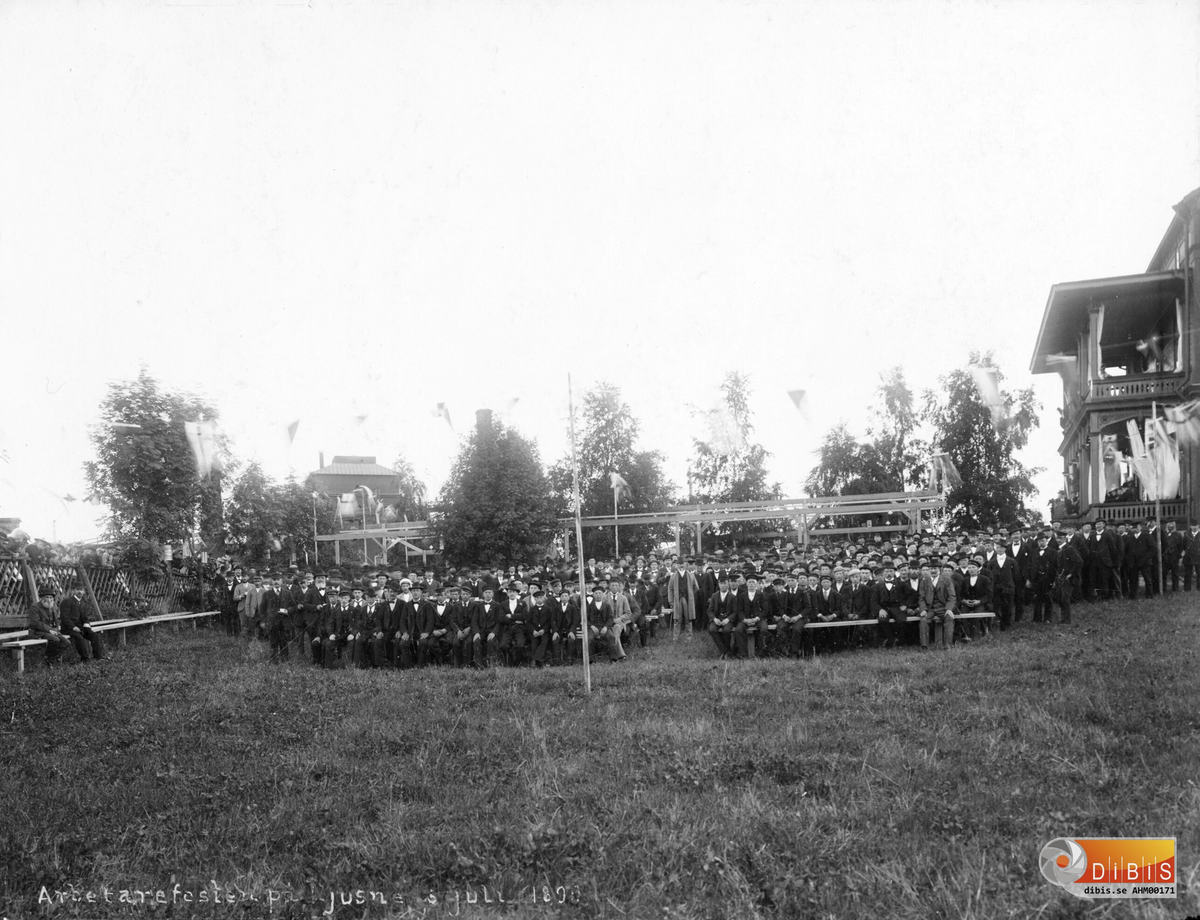 "Arbetarefest på Ljusne 5 juli 1899"
Med anledning av att det var 50 år sedan Ljusne sågverk bildades. 700 arbetare deltog.