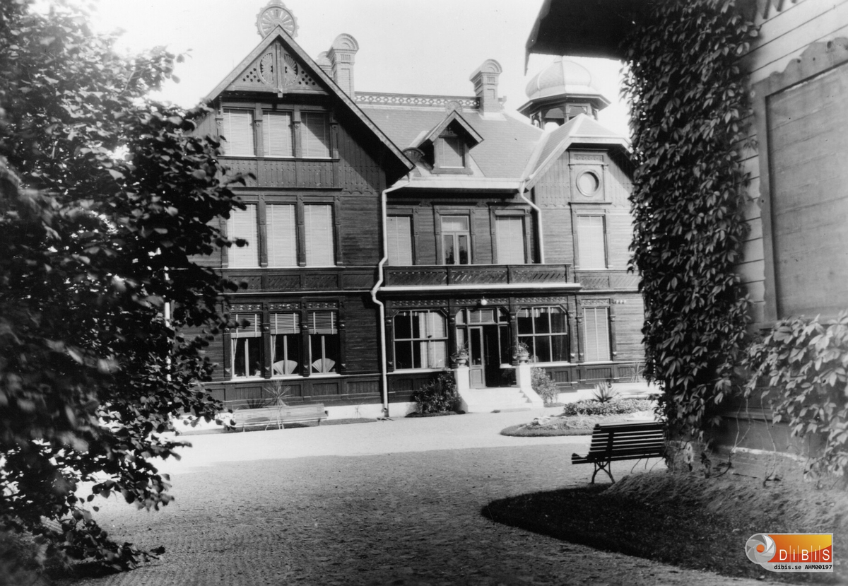 Walther och Wilhelmina von Hallwyl´s chefsvilla i Ljusne från 1890-talet.
Byggnaden till höger är uppförd på 1860-talet åt Wilhelm Kempe.