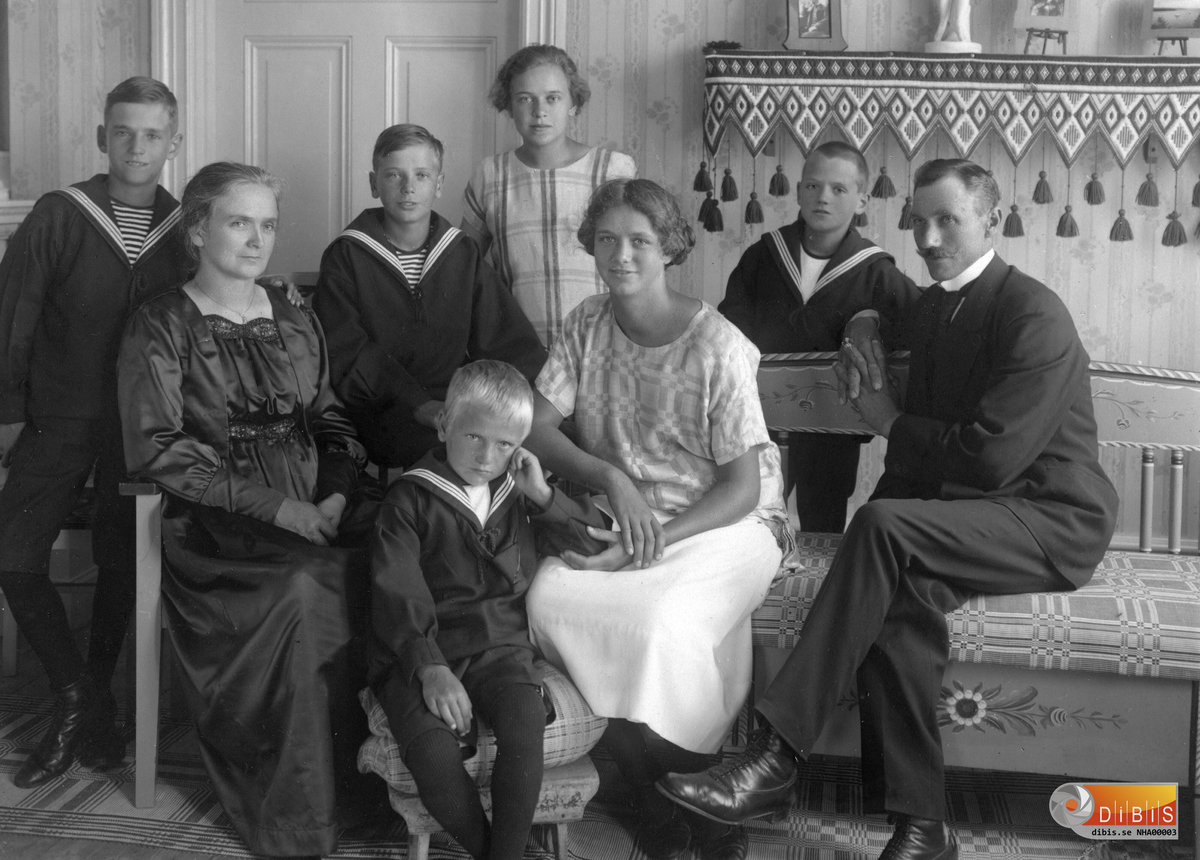 Familjen P.E Åberg vid Pers 50-årsdag 1924. Sven f. 1915, Nils 1914, Ada Kristine 1910, Gustav 1918, mor 1881, Greta 1912, Per 1876, Harald 1920.