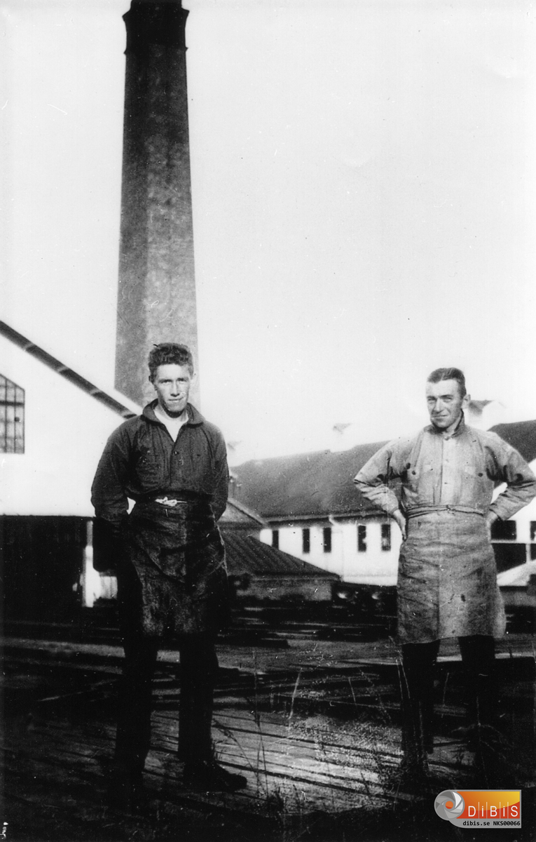 Kopparfors Sågverk Norrsundet.
Sorteringen. Nisse Jonsson och Reinhold Eklund iklädda skyddande förkläden av pressening.