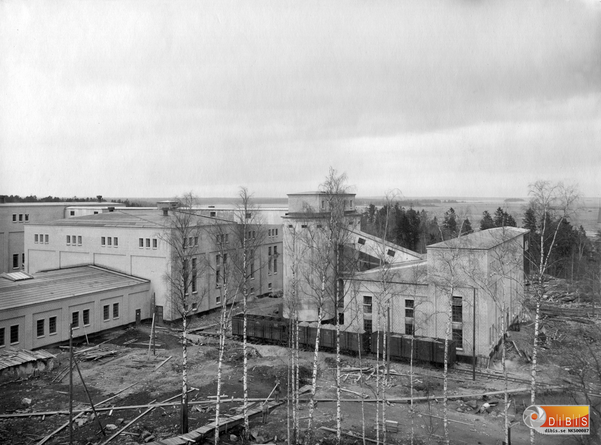 Norrsundets Sulfatfabrik. Gamla Renseriet till höger.