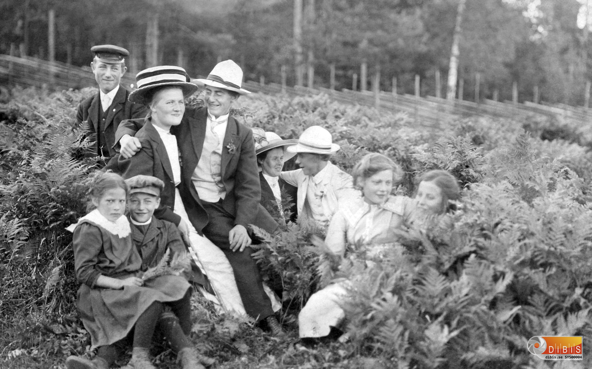 Bland andra Dagmar Svedjevik och Erik Svedjevik år 1913.