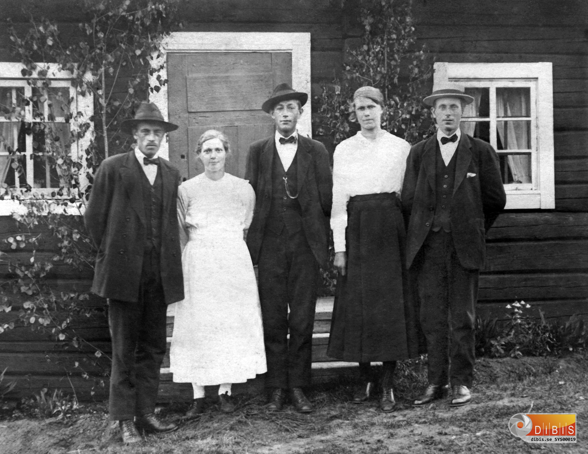Femsmyra fäbod mellan Villsjön och Bergviken.
Johan Ellner, Sörljusne, Nordhäll i Vansäter
Frida Jönsson
Karl Ellner, Sörljusne
Och en okänd kvinna och en okänd man