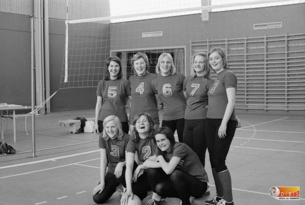 Söderhamns volleybollklubbs damjuniorlag av årgång 1974.
Övre raden från vänster: Yvonne Andersson, Ingrid Jonsson, Gunilla Sandberg, Ann Jonsson, Barbro Östlund.
Nedre raden från vänster: Lotta Svensson, Lisbeth Skoglund och Carina Gunnarsson.