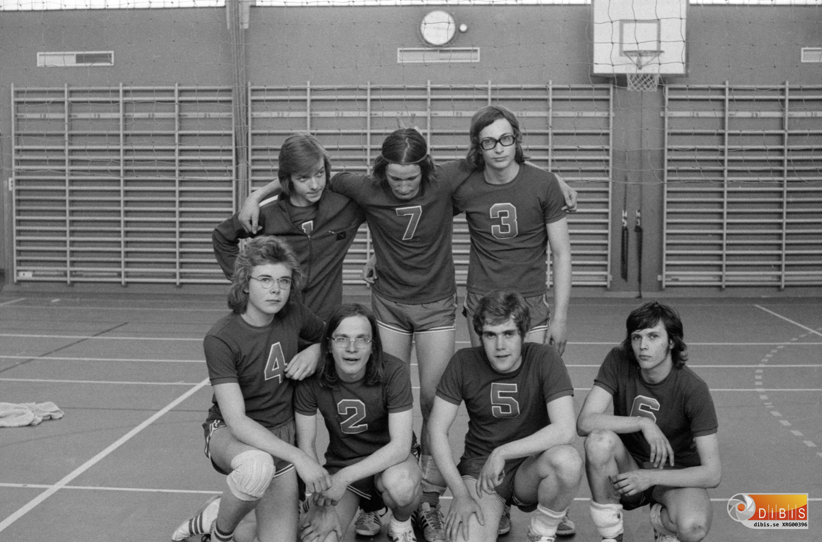 Söderhamns volleybollklubbs herrlag av årgång 1974.
Minnet sviker mig, vad gäller namn, på spelare nr 7 och 3. Övriga är, stående till vänster: Lasse Svensson. I främre raden från vänster: Olle Blomqvist, Göran Berglund (kallad Jösse), Stefan Nilsson och Dan Törnqvist.