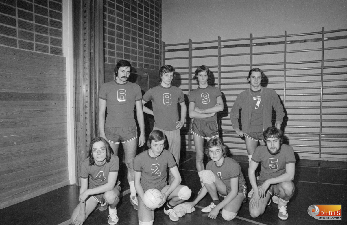 Söderhamns volleybollklubbs herrlag 1974
Stående från vänster: Gunnar  Larsson, Hans Linde, Peter Norin , Göran Nyman. Knästående från vänster: Göran Berglund (kallad Jösse), Lasse Svensson, Olle Blomqvist, Stefan Nilsson.