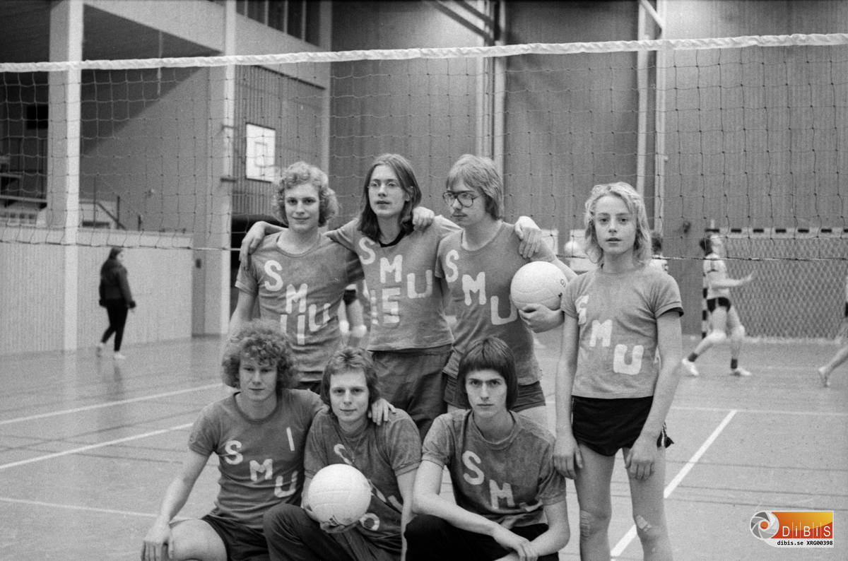 I december 1974 avgjordes Hälsingecupen i volleyboll för herrjuniorer i Delsboskolans idrottshall. Här ses det segrande laget SMU-Söderhamn. Stående från vänster: Anders Helmersson, Göran Olsson, Åke Nyman, Peder Eriksson. Knästående från vänster: Stefan Åsberg, Hans Helmersson, Anders Svedberg. På bilden saknas Per Forsman.