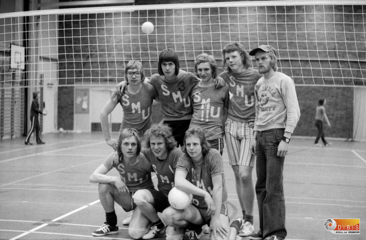 1974 års juniormästare i volleyboll i Hälsingland. Laget är SMU-Söderhamn och spelarna är, övre raden från vänster: Åke Nyman, Anders Svedlund, Anders Helmersson, Per Forslin, Hans Gilljam (lagledare). Nedre raden från vänster: Per Forsman, Stefan Åsberg, Hans Helmersson. Matcherna spelades i Ljusdal.