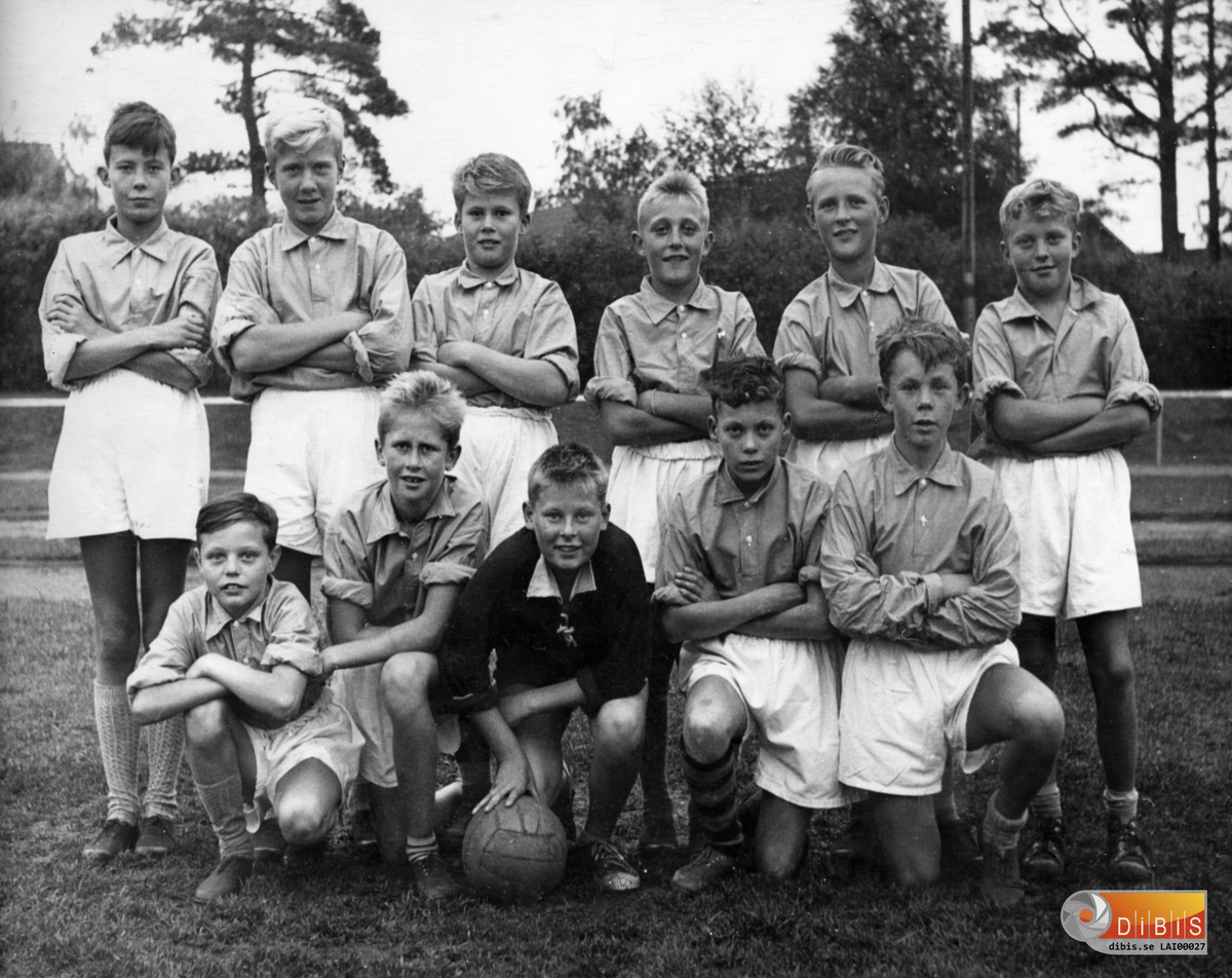 Två av LAIK:s pojklag möttes i en intern match på Ljusneborg 1956, det här laget, som kallades Snobbens lag vann med 2-0, Karl Inge Brelin och Snobben själv gjorde målen.
Övre raden från vänster:
1.Ragnar Eriksson
2.Arne Hillström
3.Esbjörn Edqvist
4.Leif Ahlström
5.Eddie Nordin
6.Olle Dunder
Nedre raden från vänster:
1.Bengt Larsson
2.Allan Fröberg
3.Lasse Sundman
4.Lasse Björklund
5.Karl-Inge Brelin