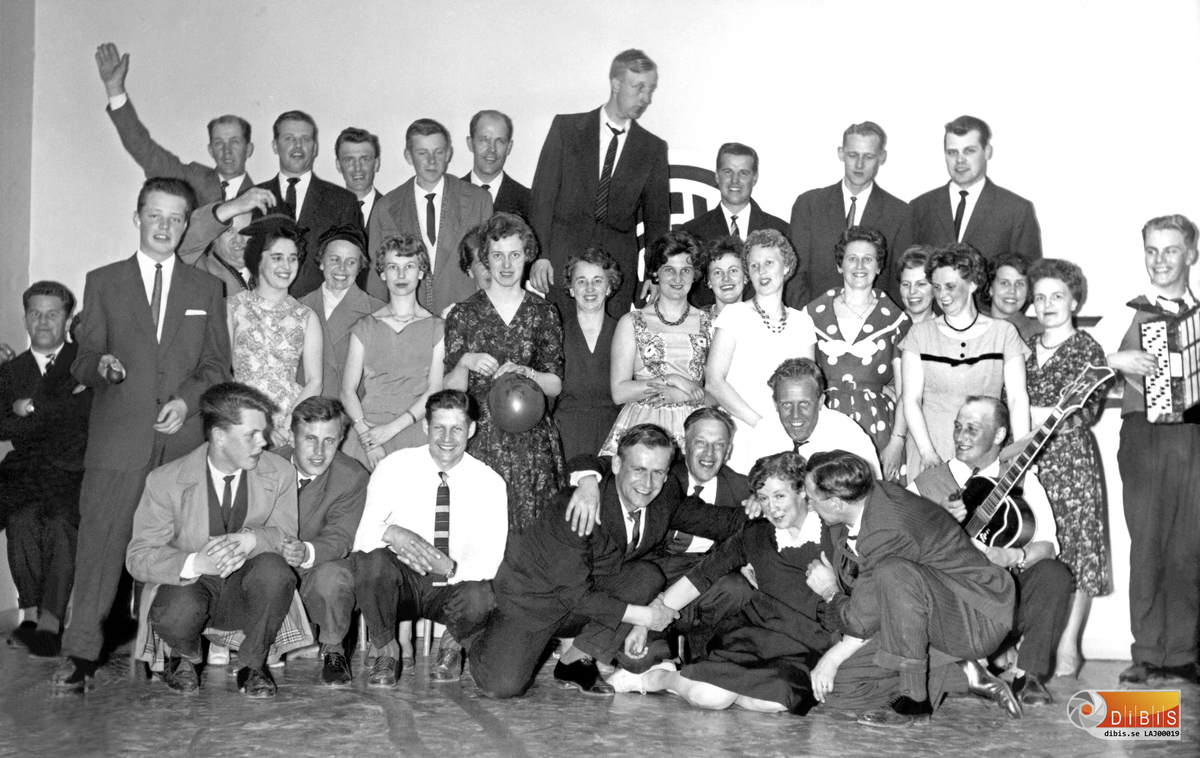 Tillställning för LAIK på Konsumbaren 1961?

Nedre raden från vänster:
1.Karl-Inge Brelin
2.Roland Danielsson
3.Holger Nordin
4.Olle Nyberg
5.Rune Bergström
6.Olle Nykvist
7.Ella Eriksson
8.Rolf Pegas Pettersson
9.Ragnar Sundberg

Mellanraden från vänster:
1.Sittande Torkel Wiberg
2.Bengt Larsson
3.Olle Myrman(dold)
4.Torhild Wiberg
5.Ingrid Myrman
6.Inga-Britt Forselius
7.Ulla Dunder(skymd)
8.Majbritt Jonsson
9.Berta Bergström
10.Marianne Erlandsson
11.Kan vara frun till nummer 7 i övre raden
12.Margot Danielsson
13.Birgit Nyberg
14.Barbro Sjödin
15.Nimrid Pettersson
16.Evy Nordin
17.Ulla Nordin
18.Bertil Sundling

Övre raden från vänster:
1.Oskar? Dunder
2.Åke Forselius
3.Tage Jonsson
4.Conny Sandberg
5.Gunnar Dunder
6.Åke "Åke-Jacke" Lindberg
7.Sven Skoglund Kilafors
8.Sture Erlandsson
9.Bertil Sjödin