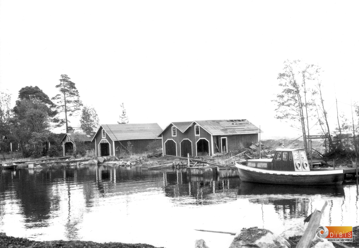 Vy över Rysslandsholmen eller Orrskär i Ala med båthus och småbåtshamn.