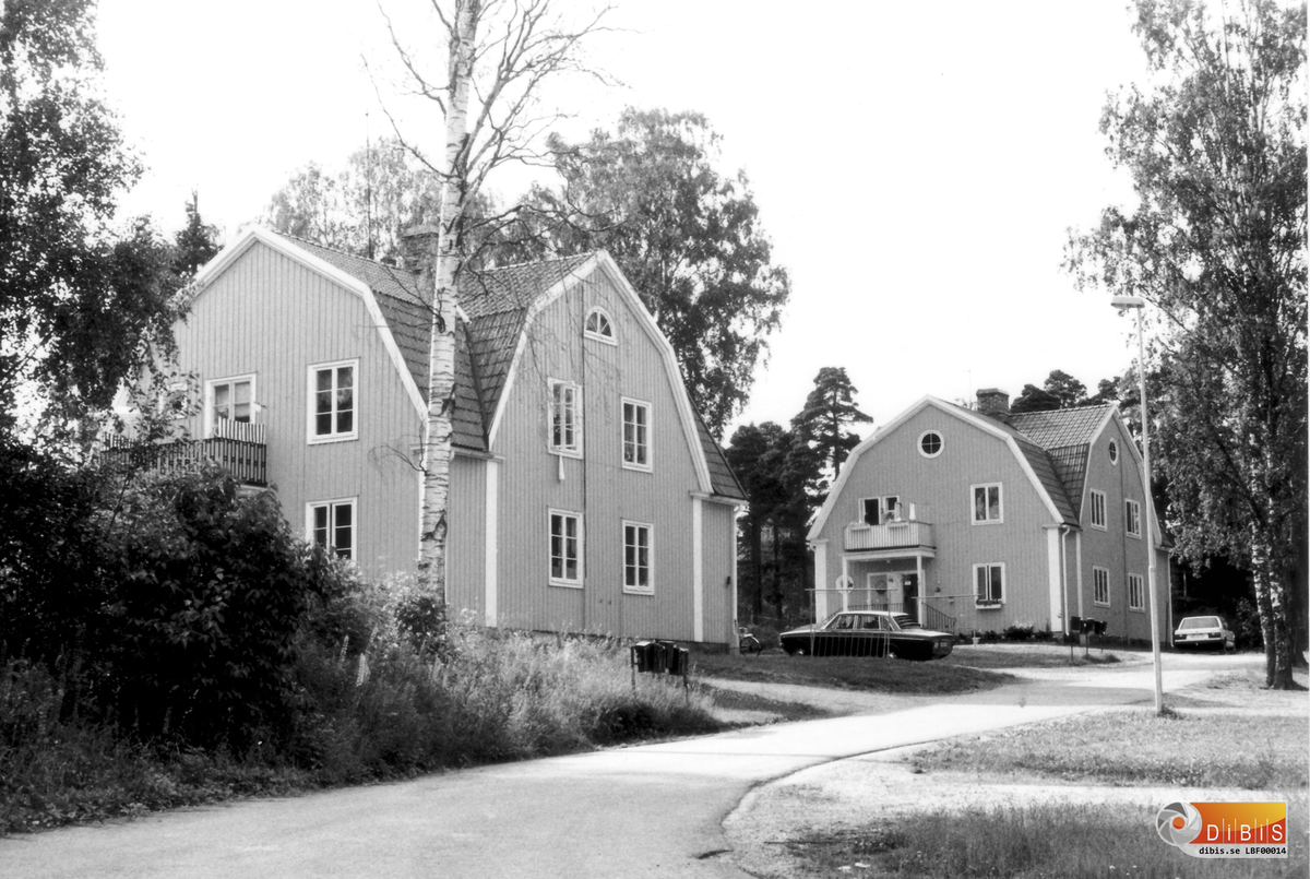 Två av de tre bostadshusen vid Stenbacka i Ala. Husen uppfördes på 1920-talet. Varje hus hade fyra lägenheter om 2 rum och kök. I mitten av 1980-talet sålde bolaget ut fastighetsbeståndet i Ala till privat hyresvärd. Husen revs 1999.