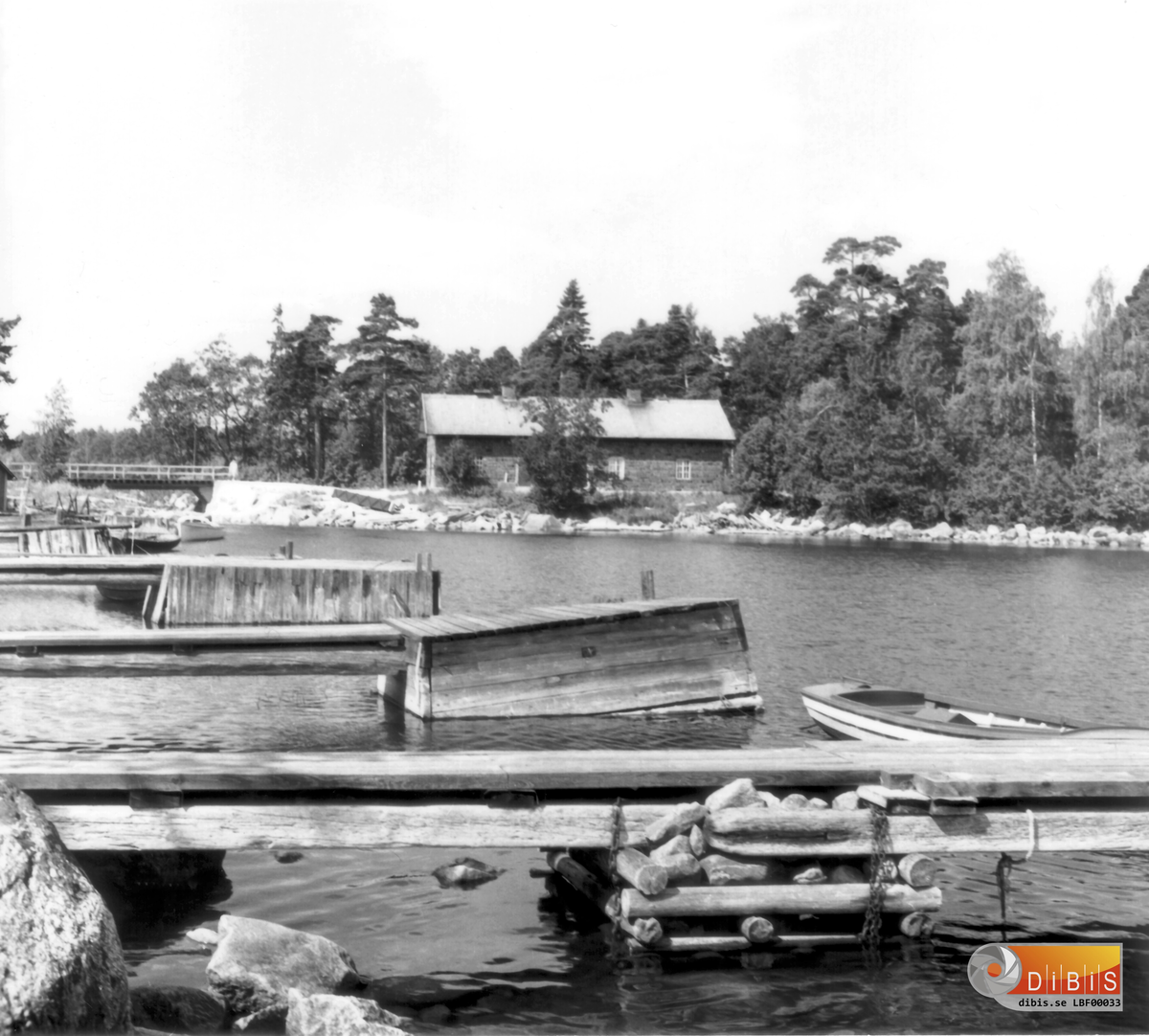 Badhusviken i Ala sedd från Rysslandsholmen (Orrskär) med båtplatser. I bakgrunden syns bagarstugan och bron.