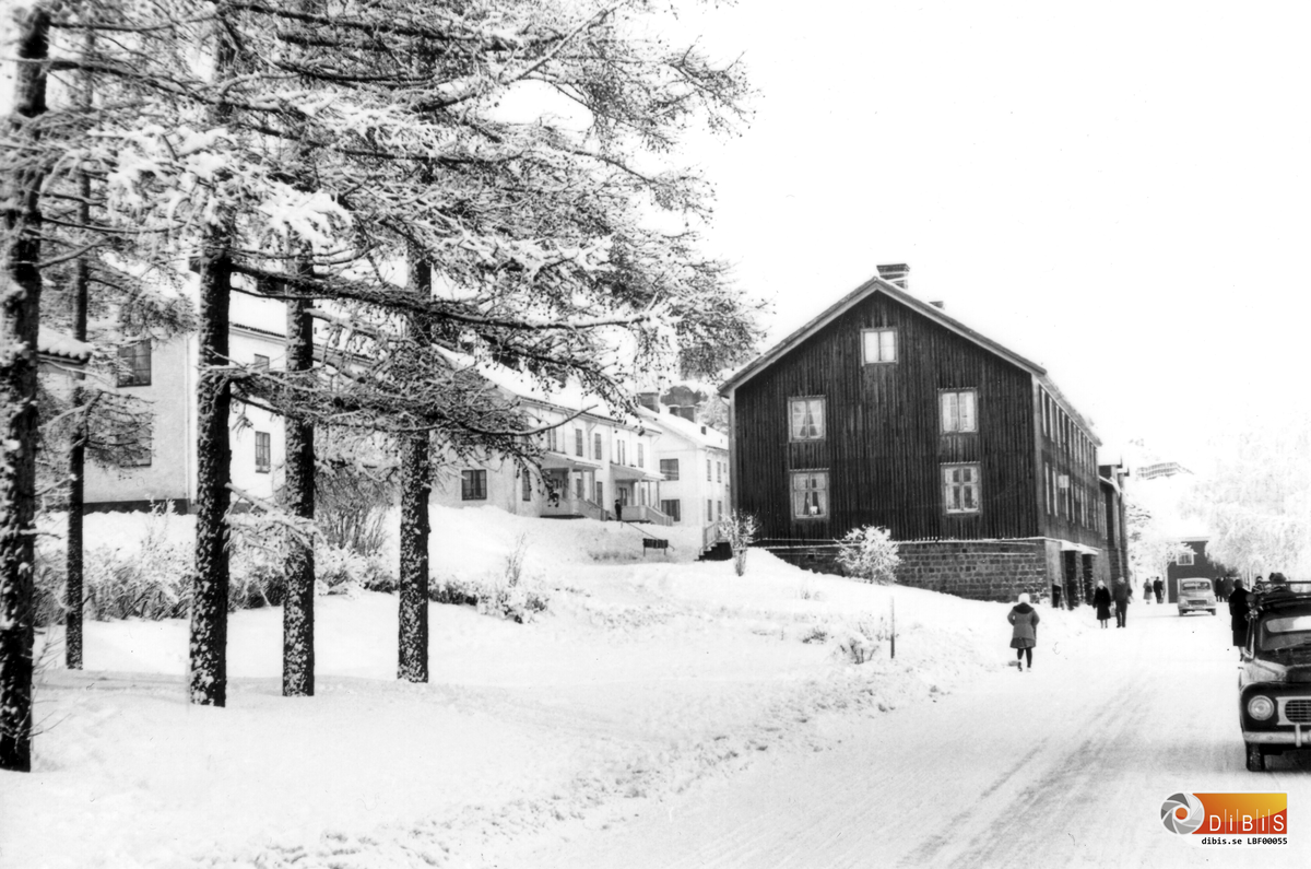 Arbetarbostäder i Ljusne. Till vänster syns tre hus vid Mosebacke och nedanför ser man gaveln på Långkatekesen