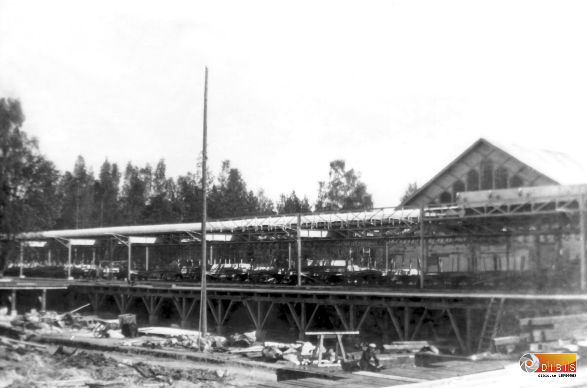 Sorteringsverket vid Ala sågverk på 1930-talet. I bakgrunden syns gaveln på såghuset.