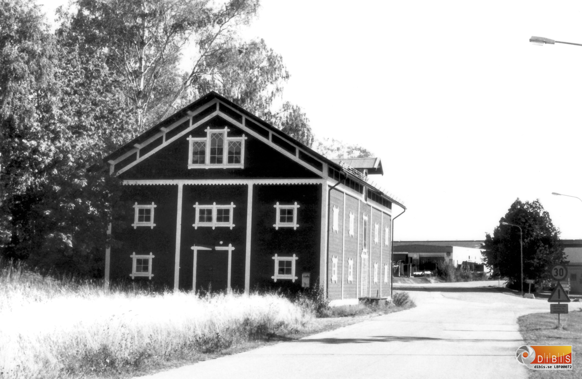 Alatorget och magasinsbyggnaden byggd i slutet av 1800-talet till vänster i bild. Mitt i bild syns ströverket vid Ala sågverk i bakgrunden.
