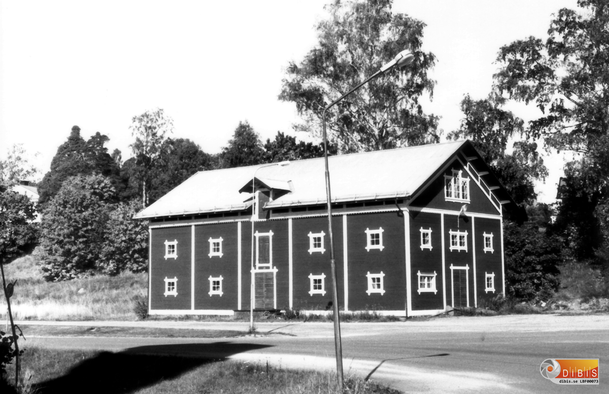 Magasinsbyggnaden tillhörande Ala sågverk, och som byggdes i slutet av 1800-talet fotograferad från Alatorget.