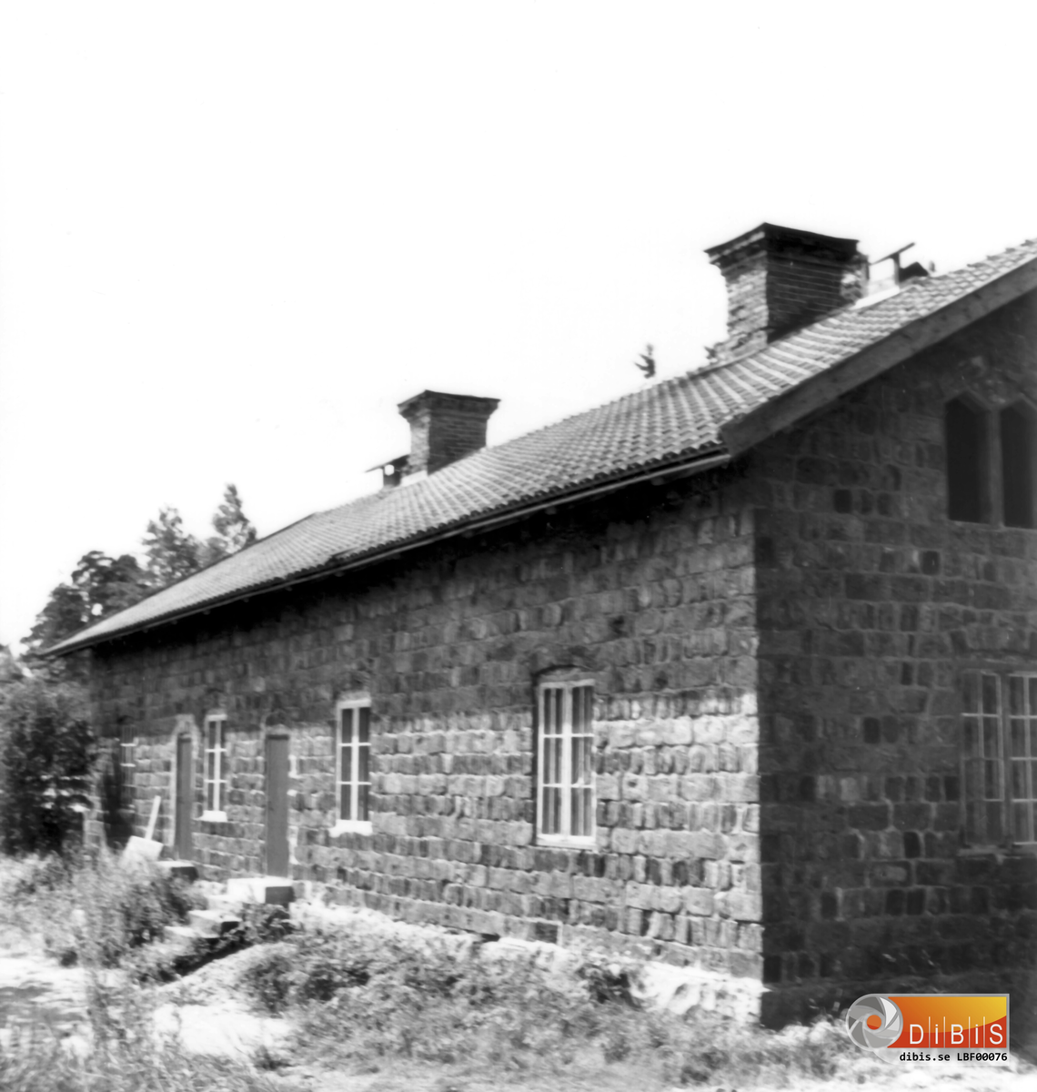 Bagarstugan, som var belägen invid kanalbron som gick över till Rysslandholmen. Dörrarna gick till mangel- och mjölkbod. Huset som var byggt av slaggsten revs 1977.