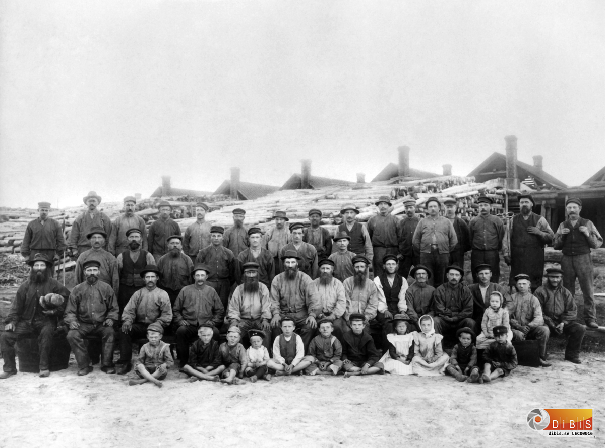 Arbetare vid Kolningen i Ljusne, kolugnar i bakgrunden.
Arbetare (samt deras barn) uppställda för fotografering vid kolningen i Ljusne omkring 1903.

Nedre raden från vänster:
1. okänd
2. okänd
3. Rudolf Danielsson
4. Oskar Tudin
5. Sigfrid Tudin
6. Jansson
7. Jansson
8. Elsa Östlund
9. Anny Lund (gift Anny Lundgren)
10. okänd
11. okänd

Andra raden från vänster:
1. Karl Persson (Pens)
2. Johan Tudin
3. okänd
4. Jan Olof Andersson (Jan-Olle)
5. Elof Bergman (Elof Elofsson Bergman)
6. Johan Petter Magnusson (kolbasen)
7. Jonas Vall
8. okänd
9. Anders Lund
10. Per Tallgren
11. Edvard Steen
12. Ivar Olsson
13. Manna Steen (gift Manna Larsson)
14. Oskar Bergström
15. okänd

Tredje raden från vänster:
1. Otto Magnusson
2. Janne Tudin
3. Nils Magnusson Nils Magnus)
4. okänd
5. Erik Magnusson (kolbasens son)
6. Einar Magnusson (kolbasens son)
7. Edvard Larsson

Övre raden:
1.okänd
2. okänd
3. Karl Magnusson
4. okänd
5. okänd
6. okänd
7. Axel Eriksson (Axel Magnusson)
8. okänd
9. Johan Nyberg
10. Karl Johan Johansson
11. okänd
12. okänd
13. okänd
14. okänd
15. Titus Berg
16. okänd