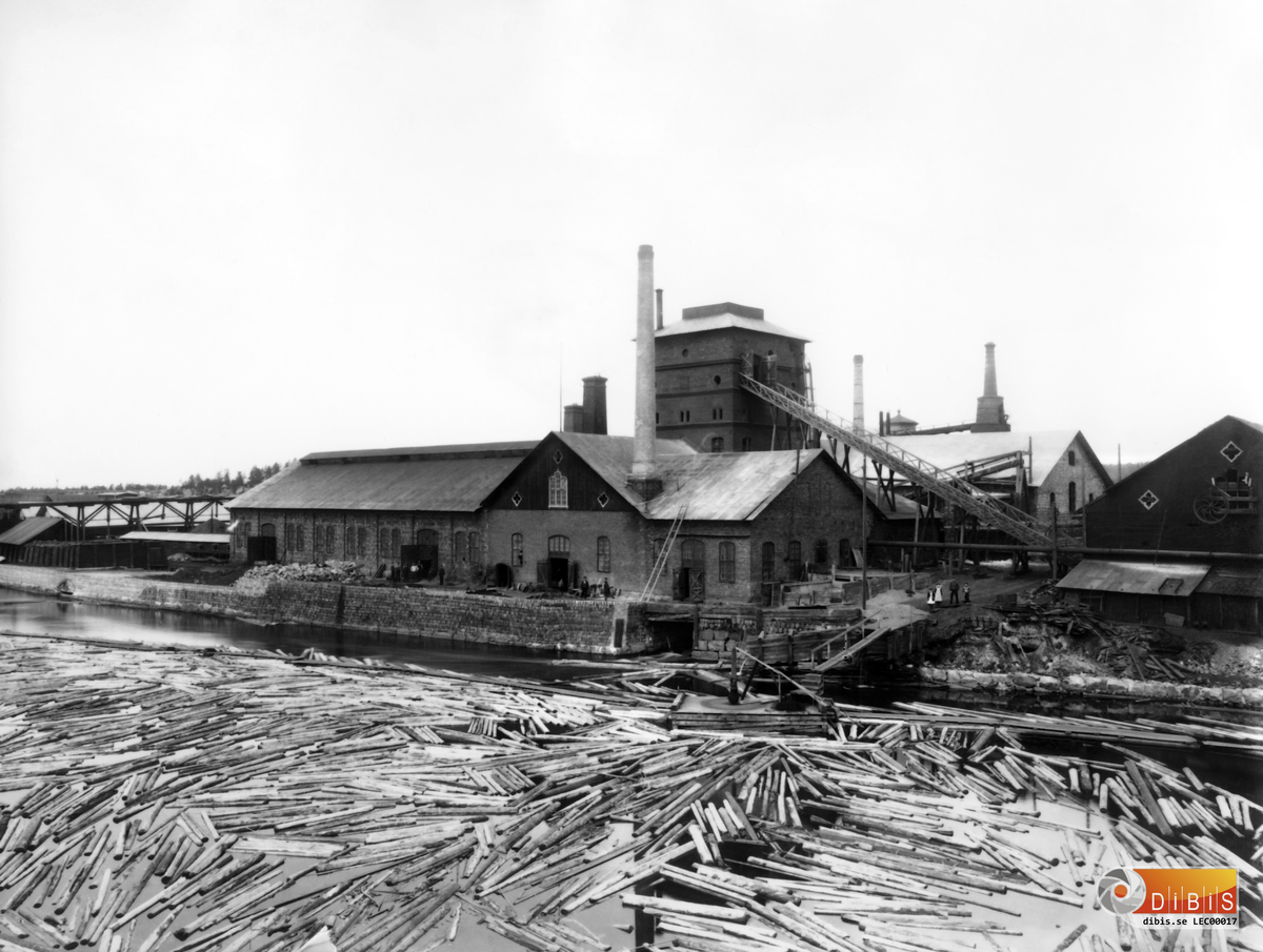 Norra Järnverket i Ljusne. Masugnen uppfördes under åren 1822–1823 och var i drift till 1860, då den genomgick en grundlig renovering. Den sista blåsningen ägde rum 1882. Förutom masugn består anläggningen av rostugn, malmhus och klensmedja.