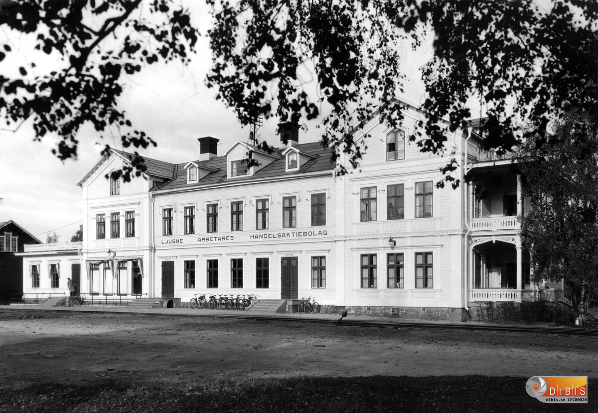 Ljusnearbetarnas handelsaktiebolag. Byggnaden uppfördes av Ljusne sågverksägare och invigdes den 17 februari 1878 som Ljusne hotell och handelshus. Handelshuset blev under 1920-talet Ljusne Arbetares handelsbolag och drevs till 1932 då verksamheten anslöts till kooperationen (Konsumtionsföreningen Alfa) och kallades i folkmun för ”Storkonsum”.