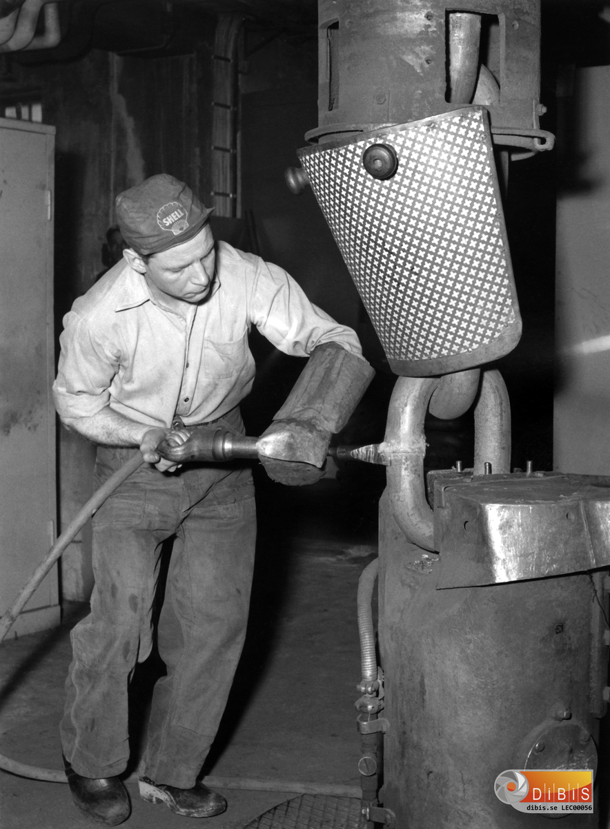 Evald Englund skäggar en länk. Ett hårt och farligt arbete.